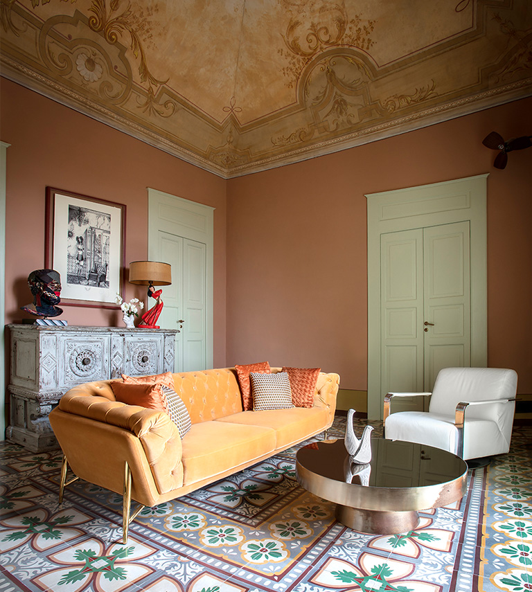 Perfect-hideaways-castle-elvira-couch-Italy-blog