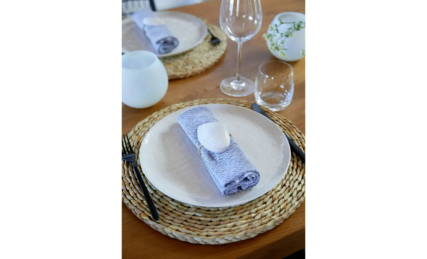 White and blue themed table setting with grass placemat and shell. Cliffside. Hermanus.