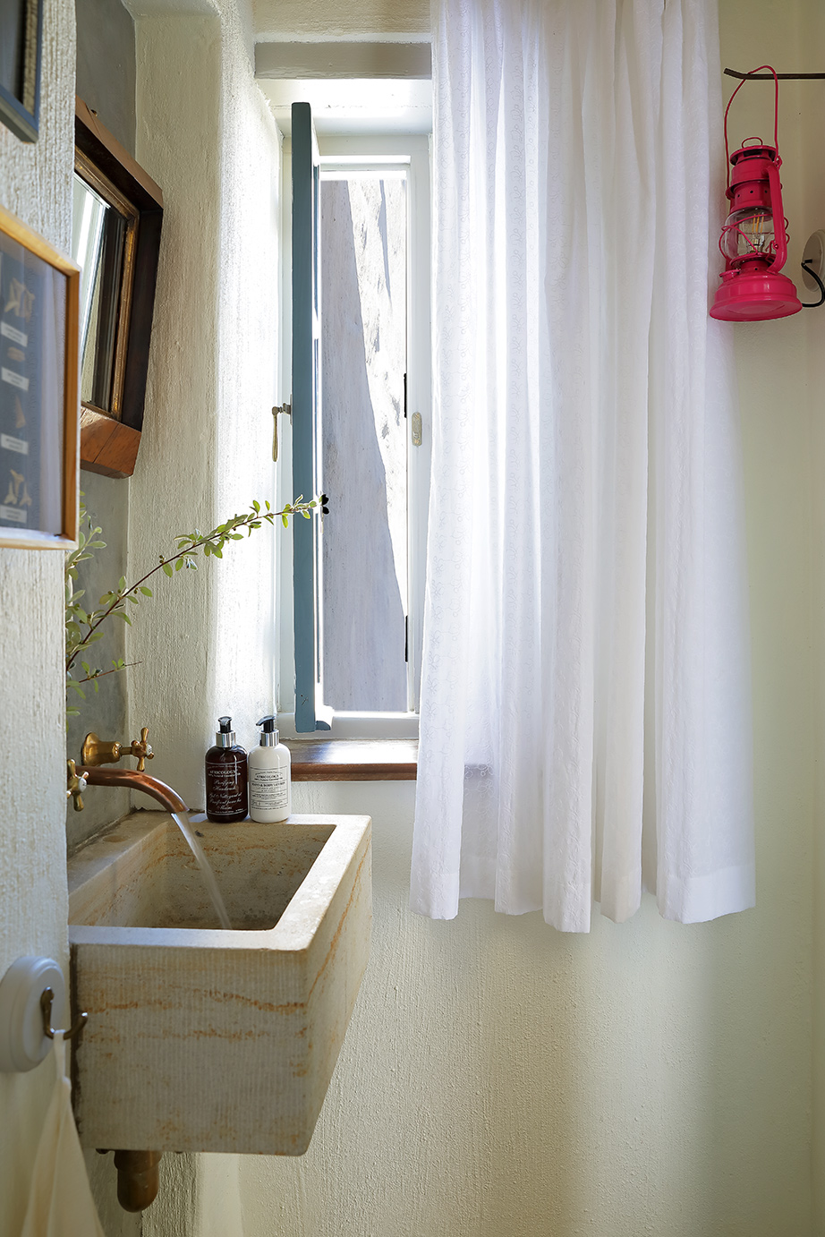 Bathrooms at De Kruis. Perfect Hideaways, De Kruis, Tankwa Karoo, Northern Cape, South Africa. Photo: Henrique Wilding and Obssessively Creative Directed