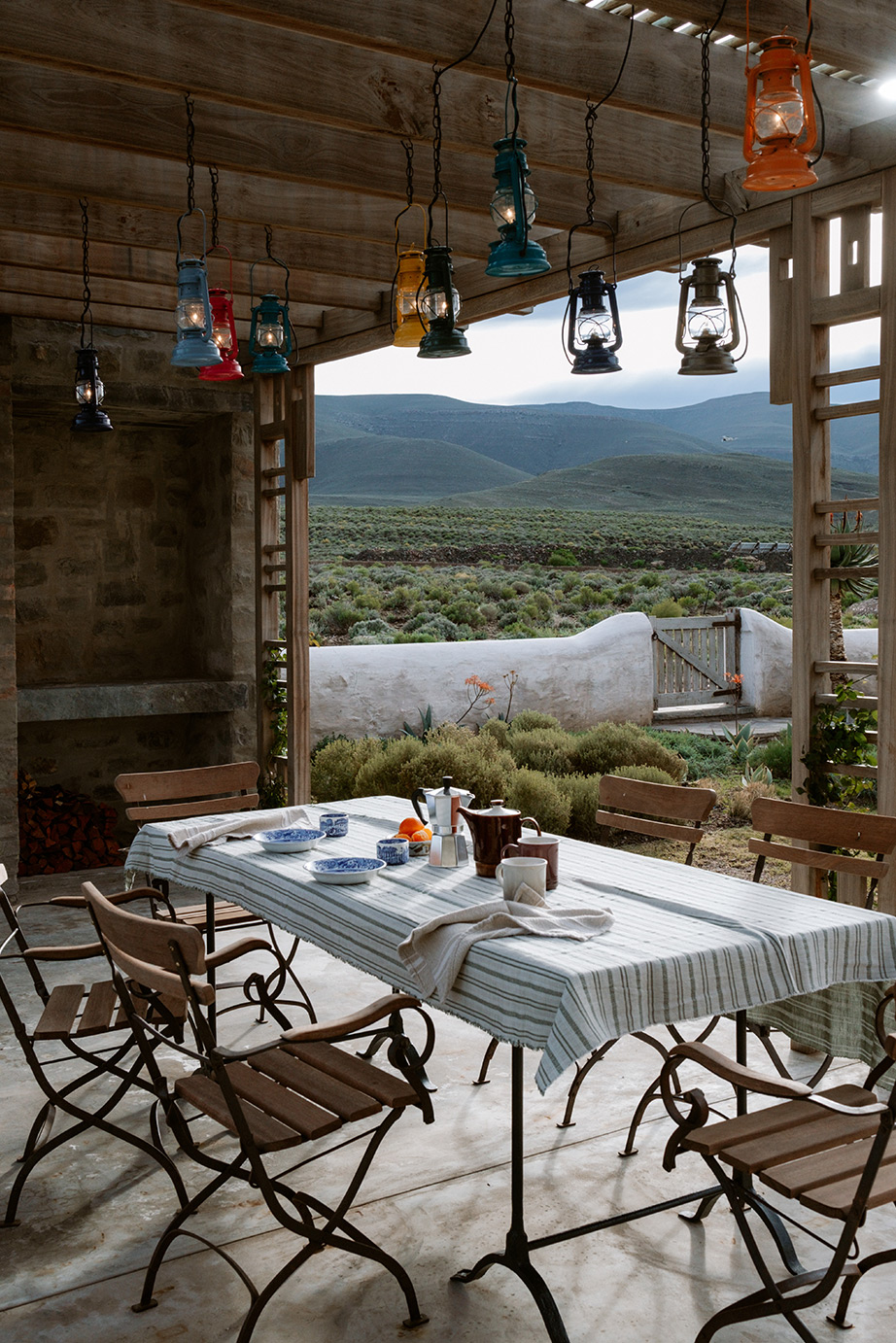 The outdoor entertaining area. Perfect Hideaways, De Kruis, Tankwa Karoo, Northern Cape, South Africa. Photo: Obsessively Creative Directed