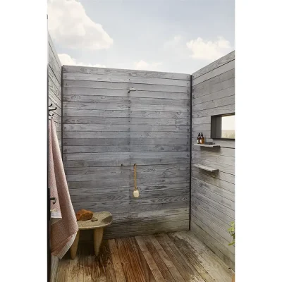 Main en-suite outdoor shower with wooden floorboards and wall cladding. The Herenberg.