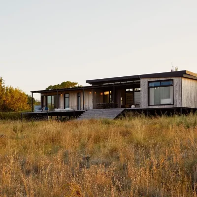 The Herenberg, a contemporary take on a farmhouse surrounded by the golden, grassy plains of the Freestate.